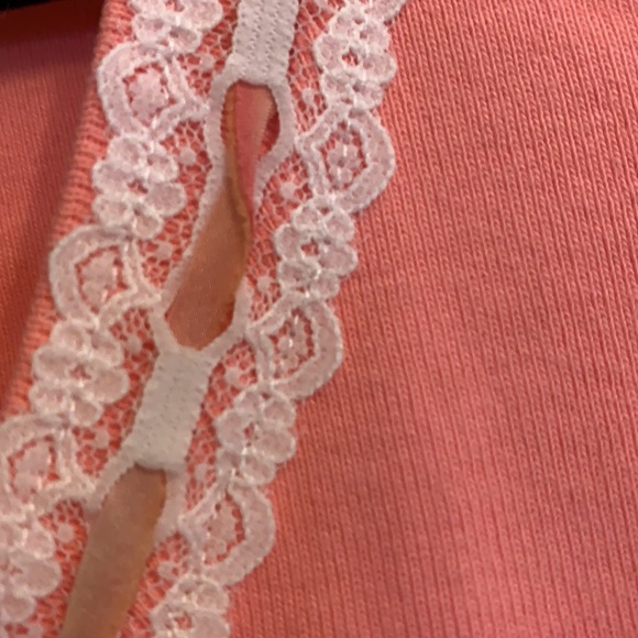 Pink shirt with lace and brooch - Picture 6 of 15